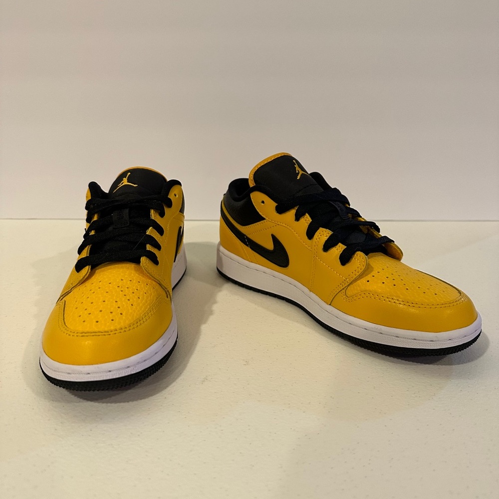 Air Jordan 1 low University Gold